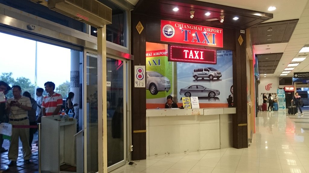 国際線到着ロビーにある空港タクシーの受付カウンター