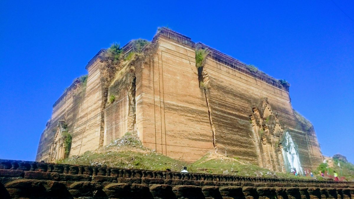 南東から見たミングン・パトドージー・パゴダ（Mingun Pahtodawgyi Pagoda）