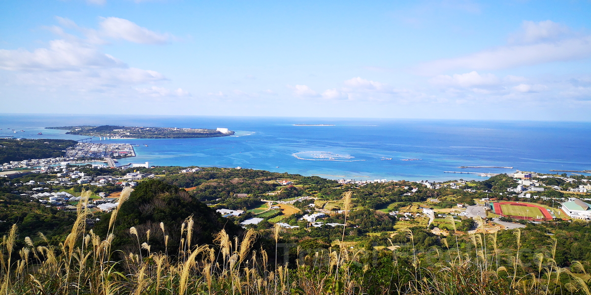 ウフグシクムイ山頂から望む瀬底島