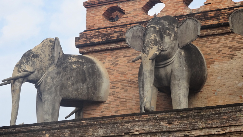 ワット・チェディ・ルアンの仏塔を支える象