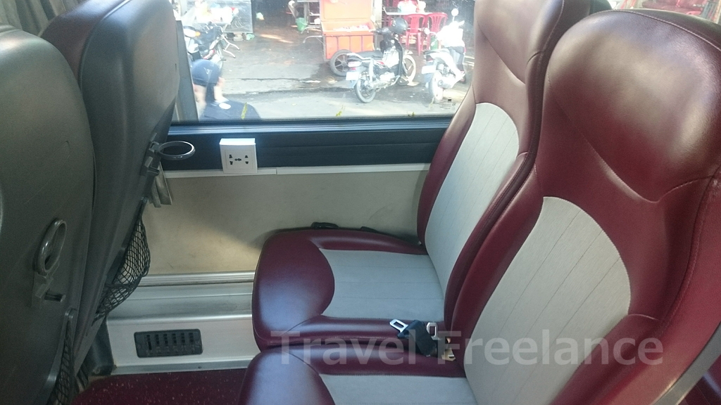 ジャイアント・アイビス（Giant Ibis）のバスの座席と電源コンセント