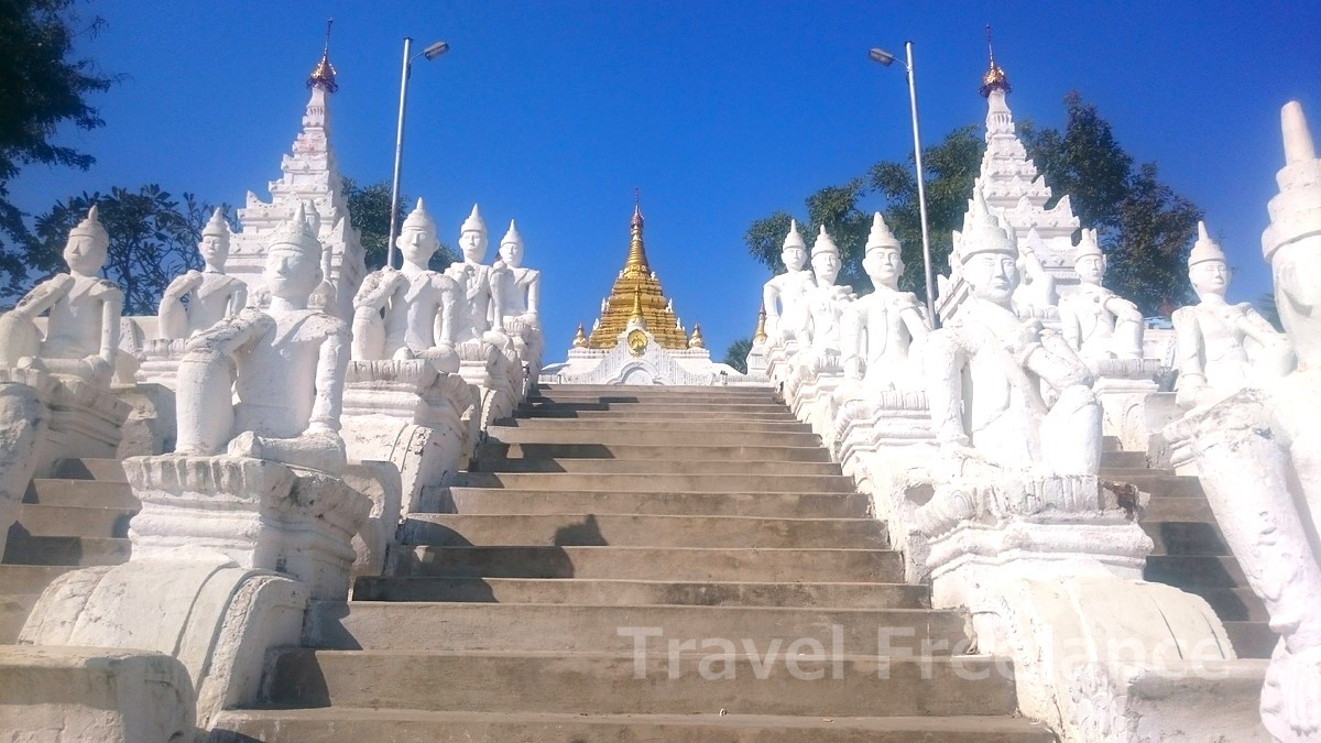 ミングンのサッタウヤー・パゴダ（Sat Taw Yar Pagoda）へと至る階段