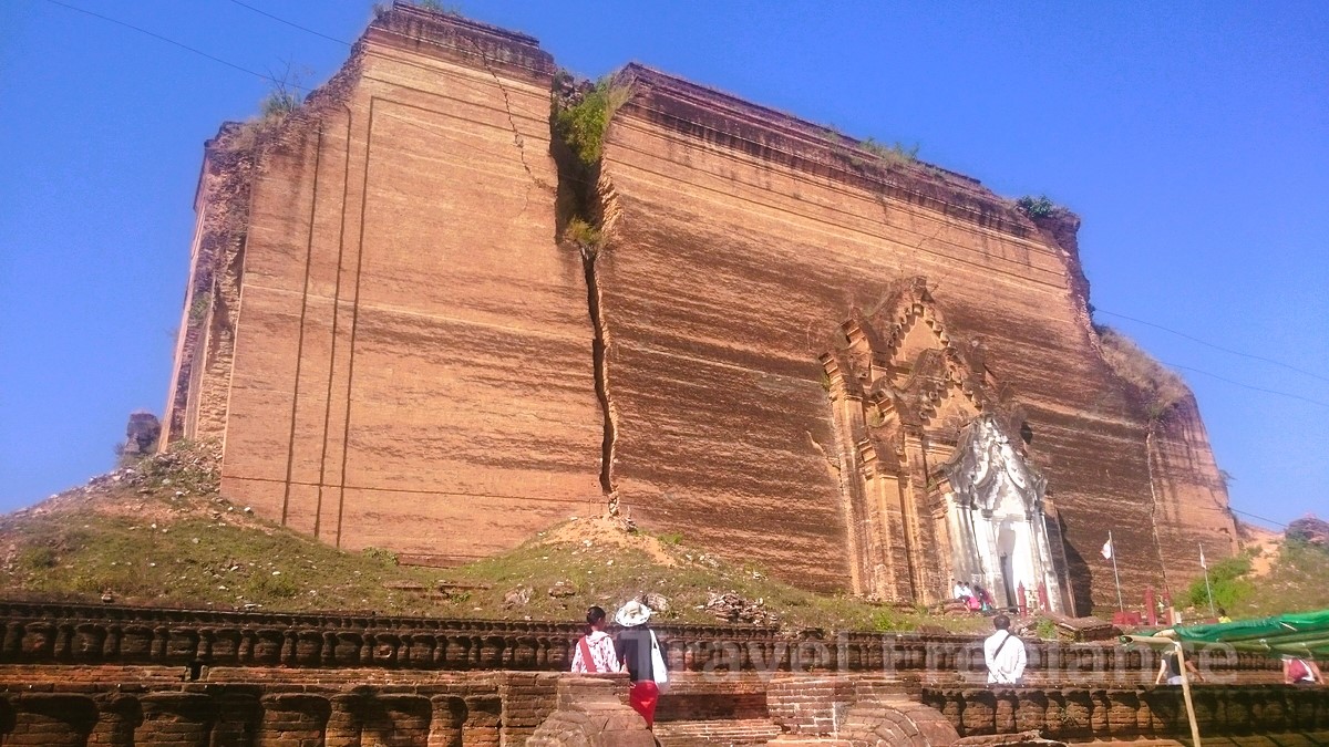 東側から見たミングン・パトドージー・パゴダ（Mingun Pahtodawgyi Pagoda）