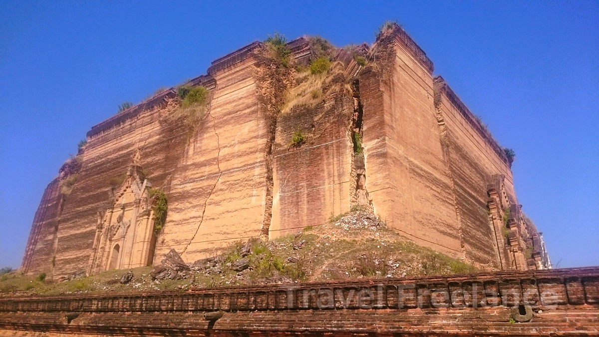 南側から見たミングン・パトドージー・パゴダ（Mingun Pahtodawgyi Pagoda）
