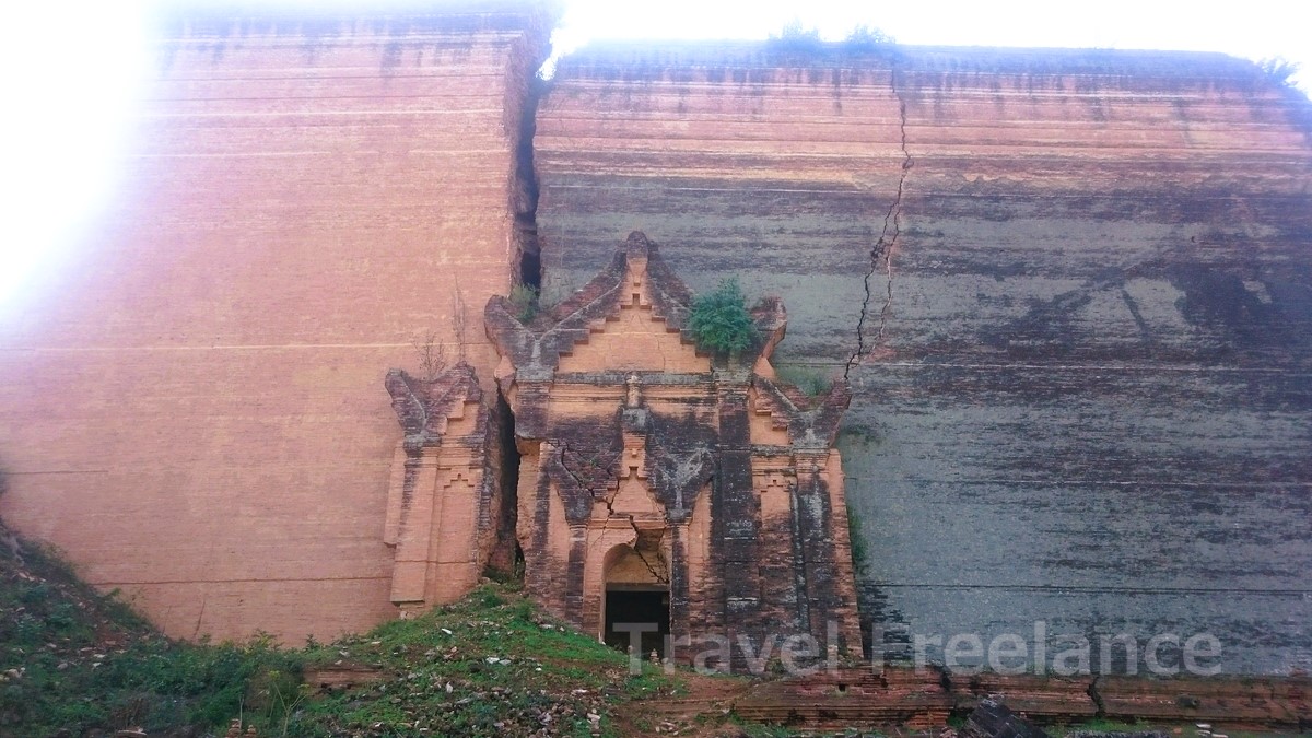北側から見た「ミングン・パトドージー・パゴダ」（Mingun Pahtodawgyi Pagoda）