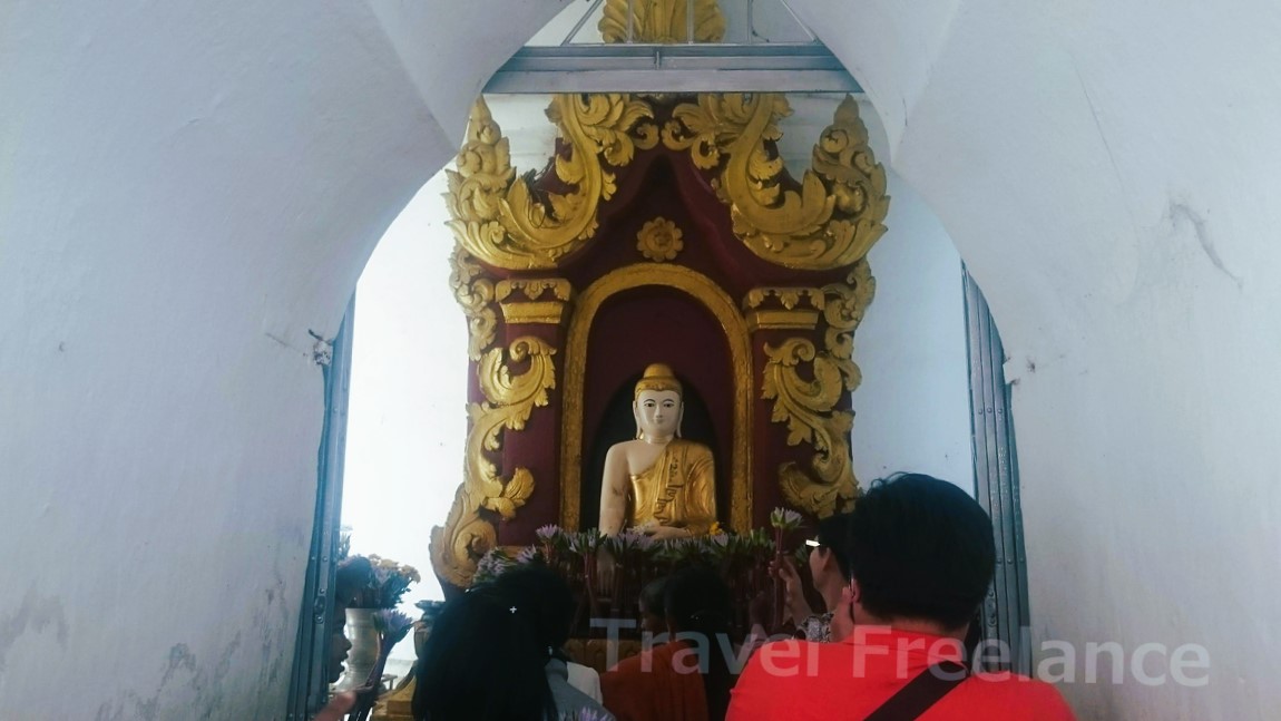 シンピューメェ・パゴダの仏塔に安置された仏像