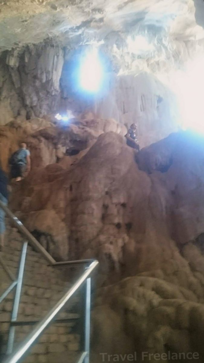 ヤテッピャン洞窟内の階段