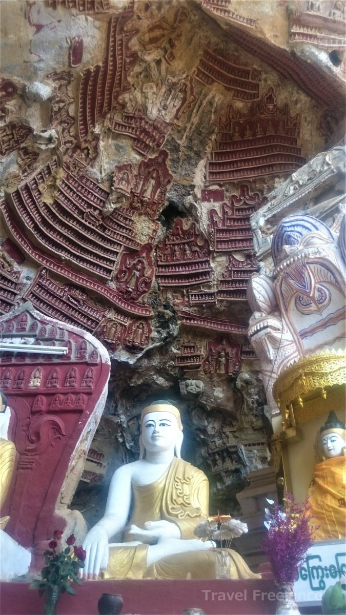 コーグン洞窟寺院の壁に並んだ小さな仏像