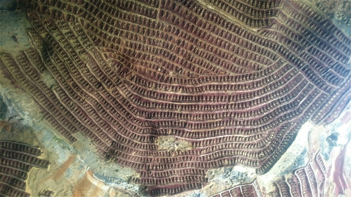 コーグン洞窟寺院の天井に並んだ小さな仏像