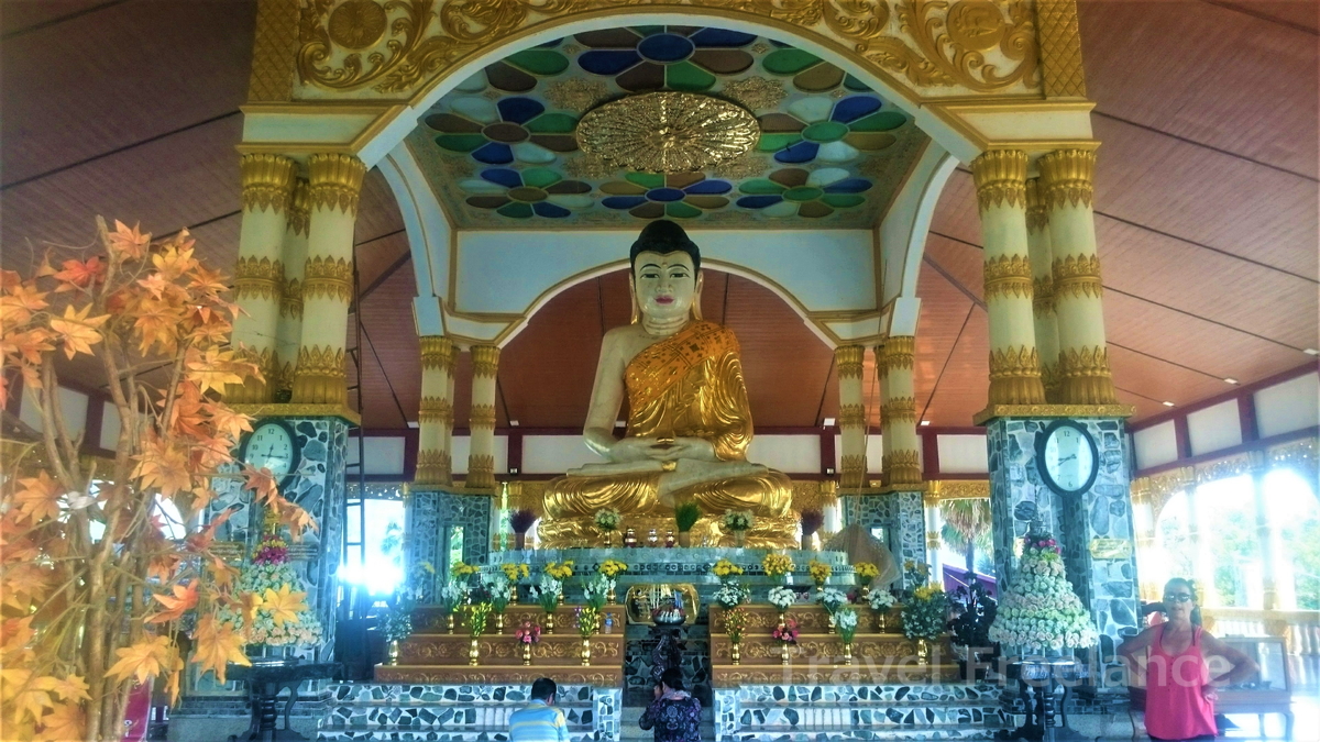 白亜のチャンタジー寺院内に安置された仏像