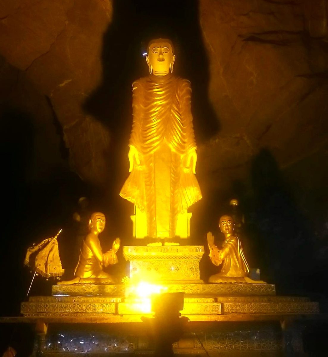 サダーン洞窟内で黄金色に輝くブッダ像