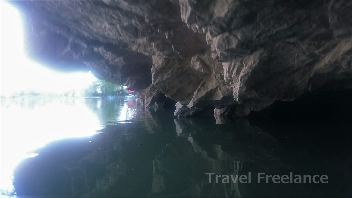 洞窟の下を抜けるボート