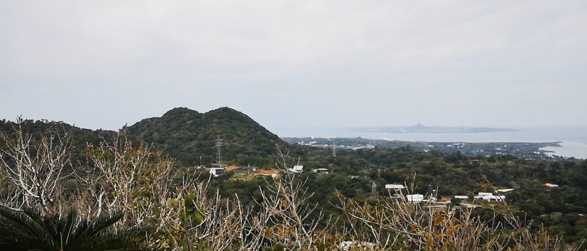 クバの御嶽山頂付近から見た伊江島