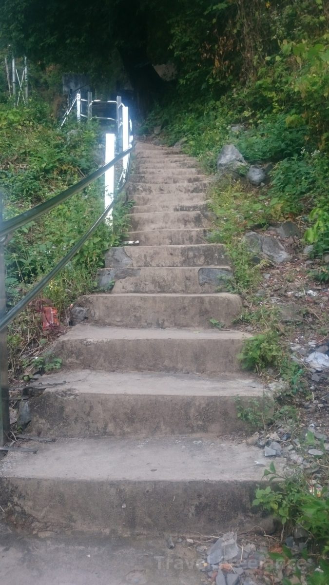 ヅウェカビン山の山頂へと至る階段