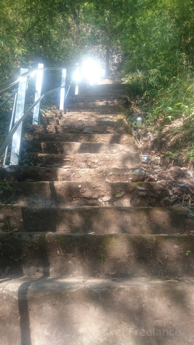ヅウェカビン山の登山ルートの階段