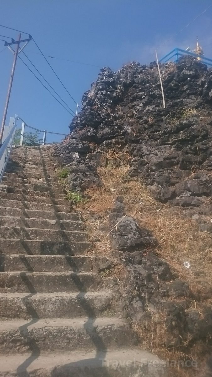 ヅウェカビン山の登山ルートの階段