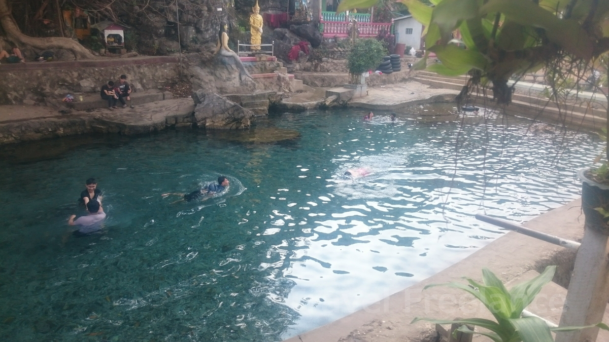 コゥカタン洞窟寺院の近くにある天然の泉プール