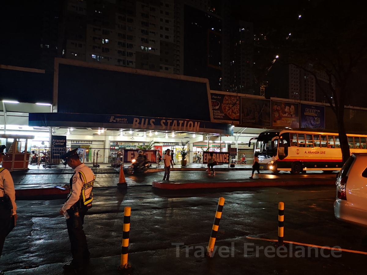クバオにある「ショップワイズ」の東隣にある「アラネタ・センター・バス・ターミナル」（Araneta Center Bus Terminal）
